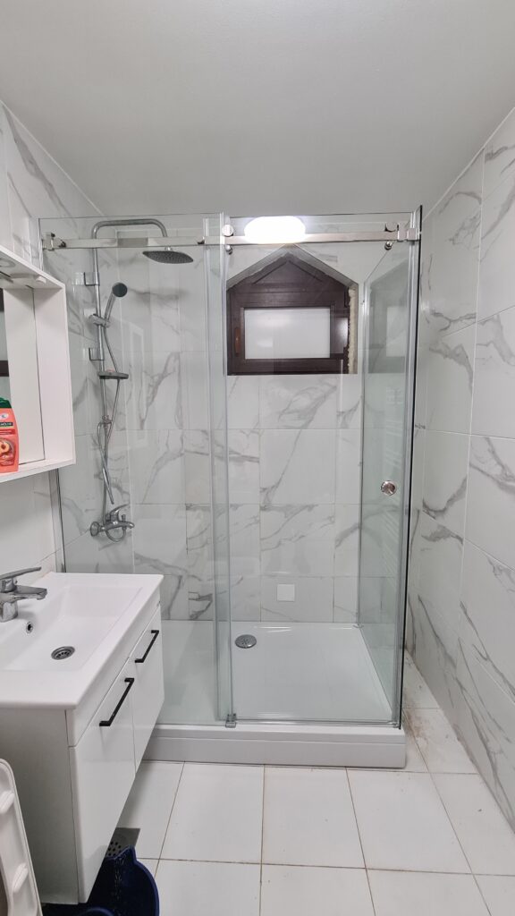 Tuš kabina Kolpa san serija Dorsa dimenzije 140x90 sa inoxnim okovima i kaljenim staklom debljine 8mm