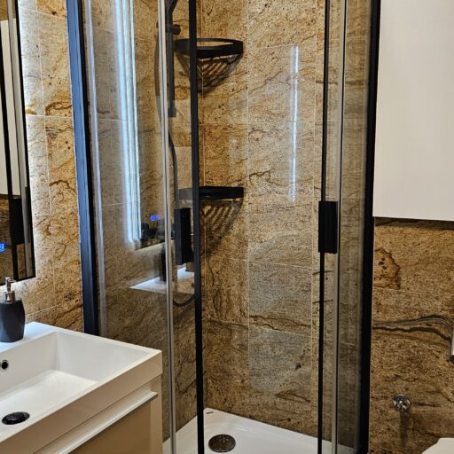 Tuš kabina Kolpa san Slovenija, model Venus sa crnim mat profilom i tuš kada plitka Kolpa san model Evelin. Dimenzije kabine su 80x80cm.