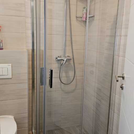 Tuš kabina Venus, Silver profil, prozirno kaljeno staklo 6mm, ugradnja na pločice bez tuš kade. Garancija 5 godina.