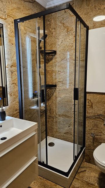 Tuš kabina Kolpa san Slovenija, model Venus sa crnim mat profilom i tuš kada plitka Kolpa san model Evelin. Dimenzije kabine su 80x80cm.