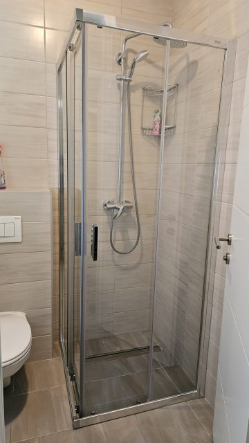 Tuš kabina Venus, Silver profil, prozirno kaljeno staklo 6mm, ugradnja na pločice bez tuš kade. Garancija 5 godina.