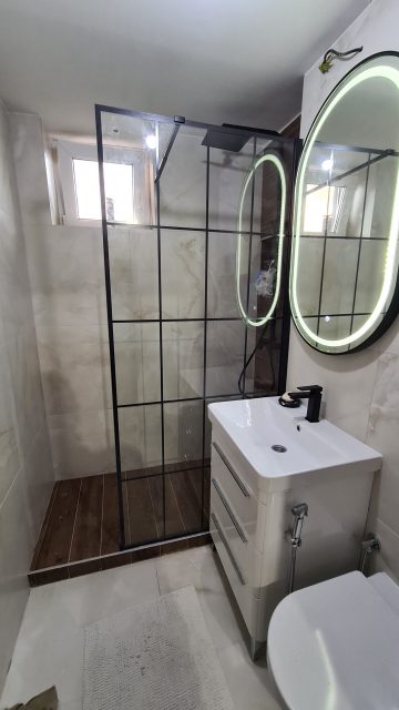 Moderno kupatilo sa crnim dodacima